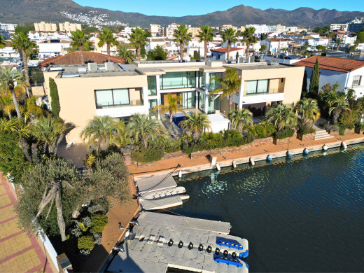 Exceptional villa with a 28 m mooring for sailboats / catamarans