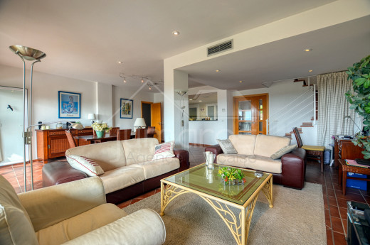 Superbe duplex avec 4 chambres, piscine, terrasse et garage