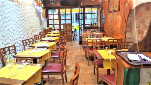 Restaurant-Pizzeria au centre de Roses