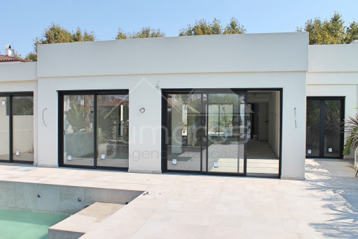 Maison de plain pied avec piscine et amarre