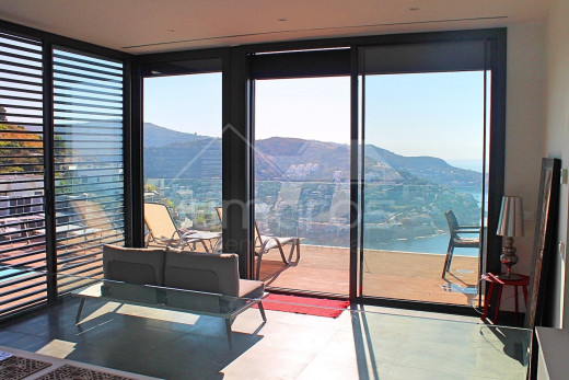 Villa de 4 habitaciones, piscina con vistas al mar y garaje
