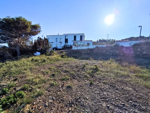 Parcelle de 573 m2 pour construire, avec vue sur le Cap de Creus et la mer.