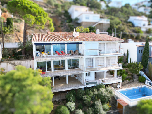 Maison vue mer avec plusieurs terrasses