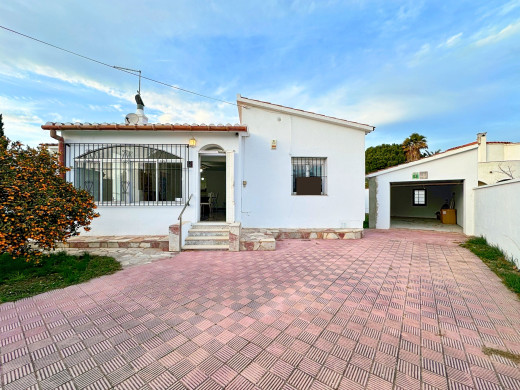 Charmante maison de plain-pied avec piscine à Empuriabrava