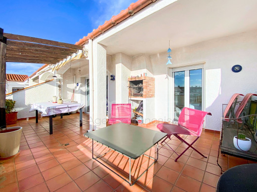 Appartement avec de belles vues, grande terrasse et parking à Empuriabrava