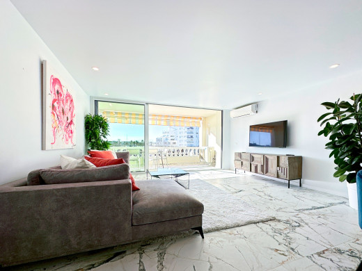 Apartment with mooring and tourist license, renovated in Empuriabrava