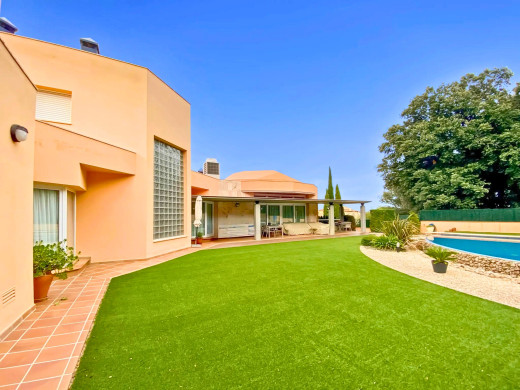 Maison avec piscine et grand jardin à Avinyonet de Puigventós