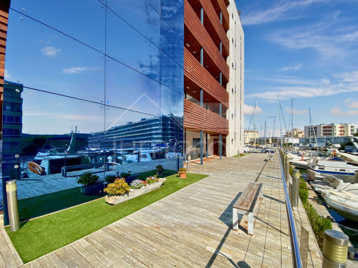 Appartement de standing vue canal avec grande terrasse et parking à Roses