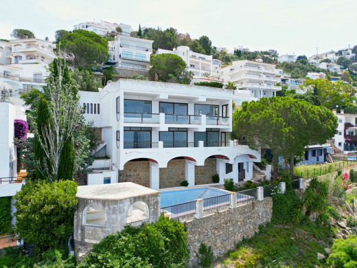 Villa with 180º sea views for sale in Roses, to renovate