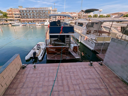 3 apartment building with garage and 20 m mooring in Empuriabrava