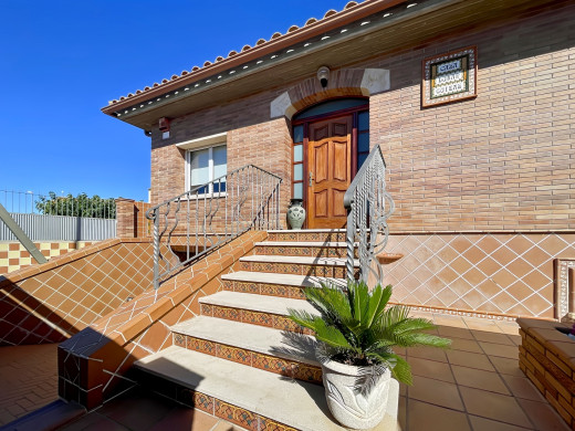 Casa con piscina y grandes garajes en Castellón d'Empúries