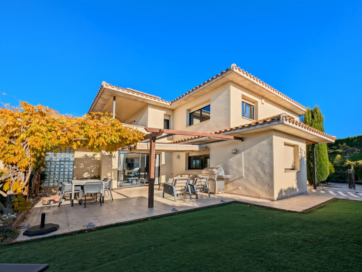 Maison de luxe à l'Escala avec grand jardin, piscine et garage