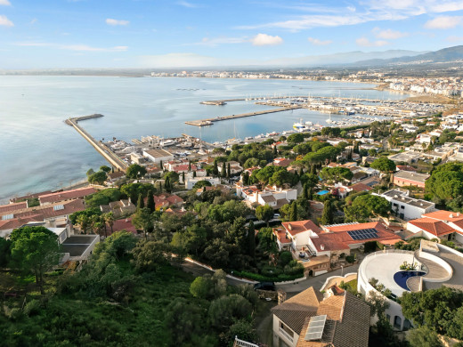 Terreno para casa con vistas al mar en Roses