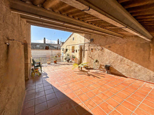 Gran casa de pueblo en Borrassà con mucho potencial