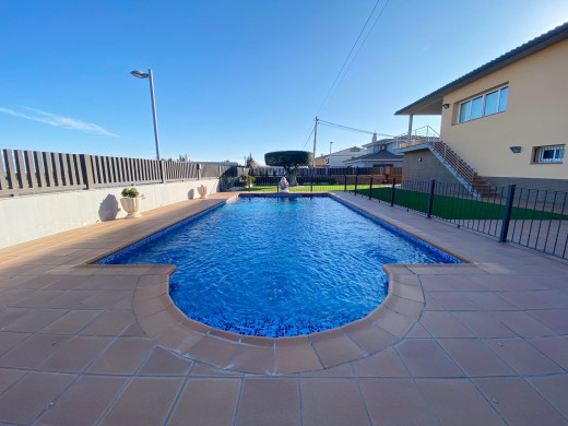 Haus mit Pool, Garten und Garage in Vilamalla