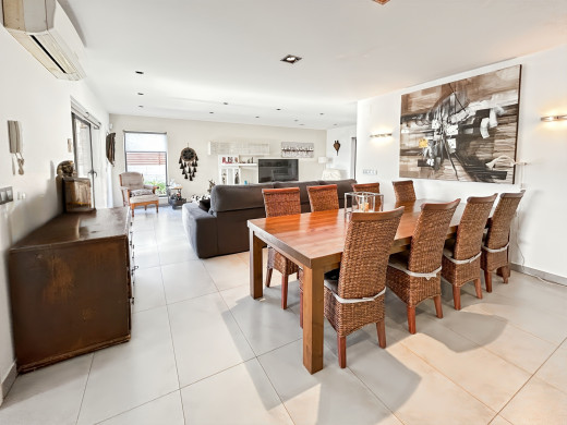 Detached house with pool and garage