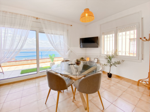 Piso con vistas al mar, garaje y licencia turística en Roses