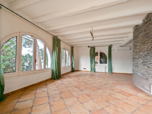 Villa mit 30m langem Bootsanleger, sehr nah am Strand