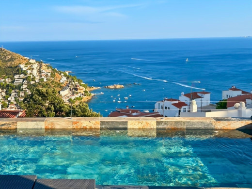 Villa mit Meerblick in Canyelles, mit Pool und Garage