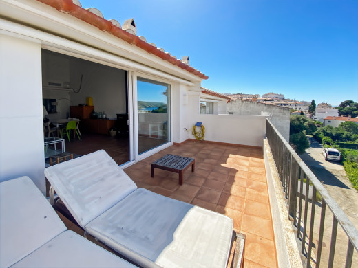Casa con garaje en venta en Cadaqués, vista al mar y cerca de la playa