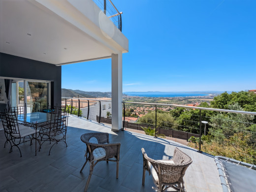 Spectacular views, pool, 5 bedrooms, 3 garages