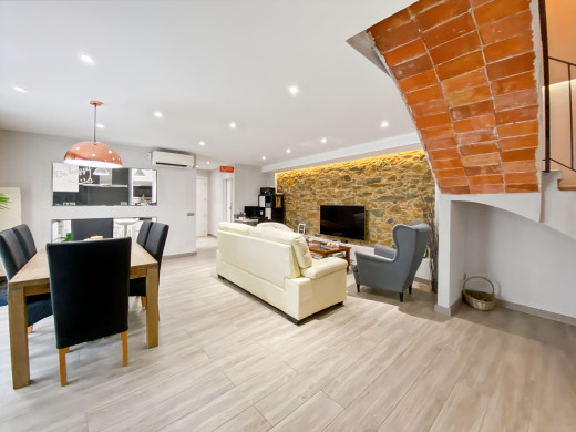 Maison rénovée avec garage et licence touristique dans le centre de Roses