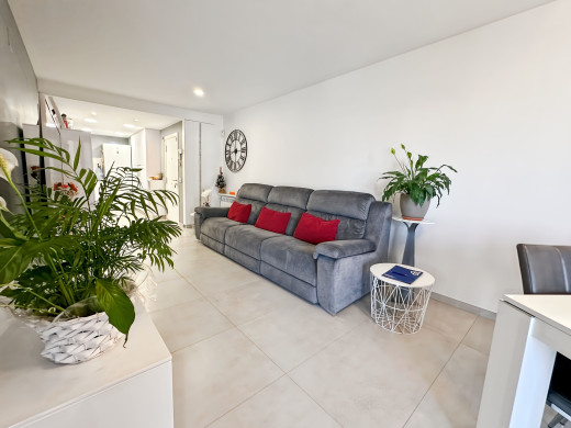 Renovated top floor flat in L'Escala, private garage