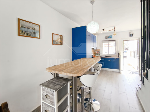 Maison de pêcheur avec amarre de 9m x 3m