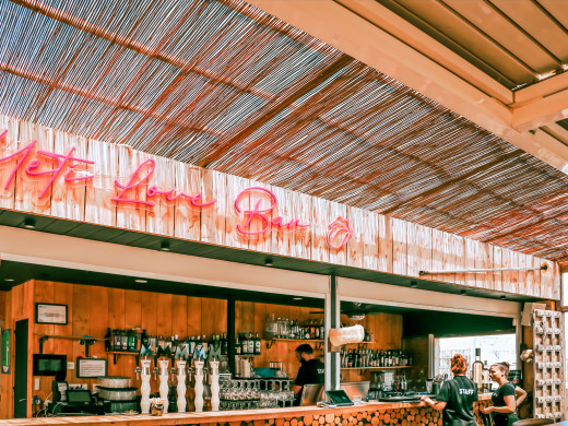 Kultige Restaurant-Bar mit exklusivem Konzept direkt am Meer