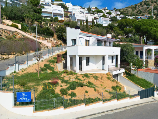 Maison neuve vue mer à Canyelles, vendue clés en main