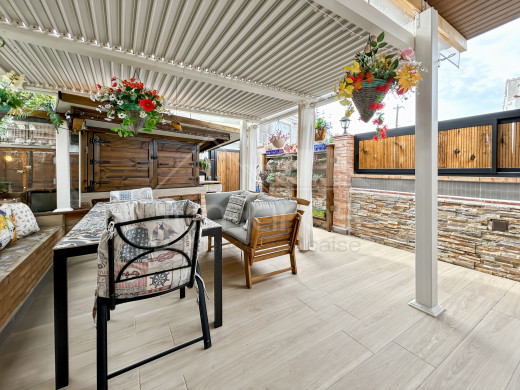 Casa renovada con terraza, piscina y garaje