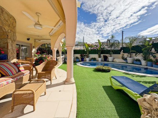 Maison à Empuriabrava avec piscine et garage, près de la plage