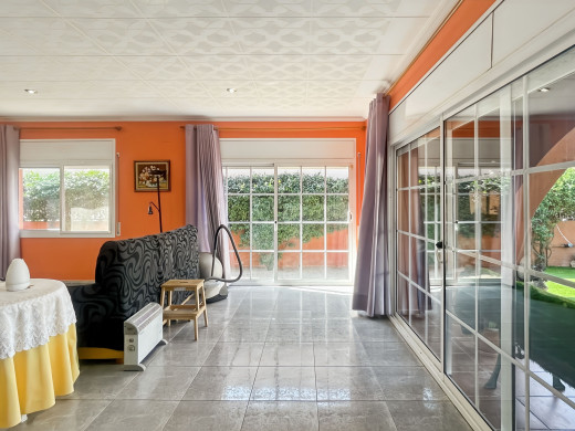 Haus mit Pool und Garage in der Nähe von Figueres, in Llers