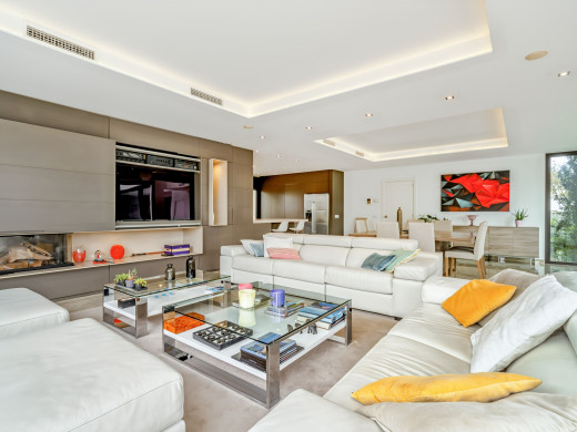 Exceptional villa with a 28 m mooring for sailboats / catamarans