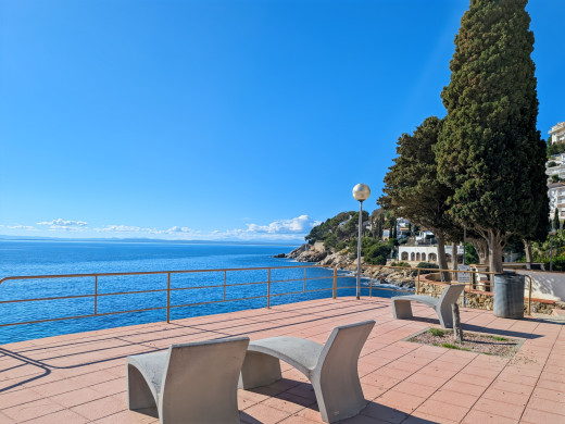 Apartment with sea views, large terrace, parking, and storage room – Canyelles Beach