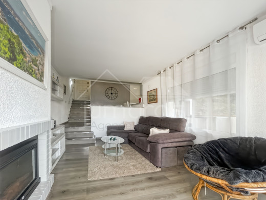 Apartment with sea view, tourist license, and parking in Roses