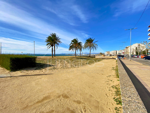 Apartment with a terrace in the centre of Roses, close to the beach