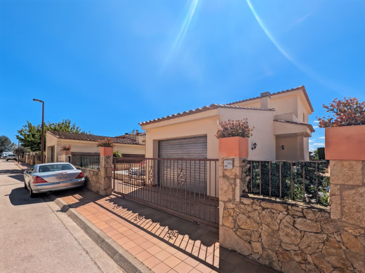 Freistehendes Haus mit 3 Schlafzimmern, Terrasse und Garage in Pau