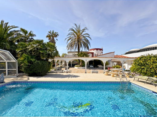 Villa with private mooring and boat garage in Empuriabrava