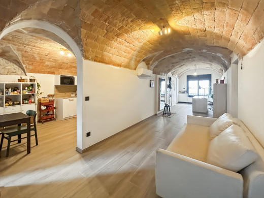 Apartamento dúplex con terraza y garaje en el corazón del Alt Empordà