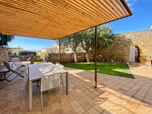 Maison avec grand jardin et loft indépendant au coeur du village