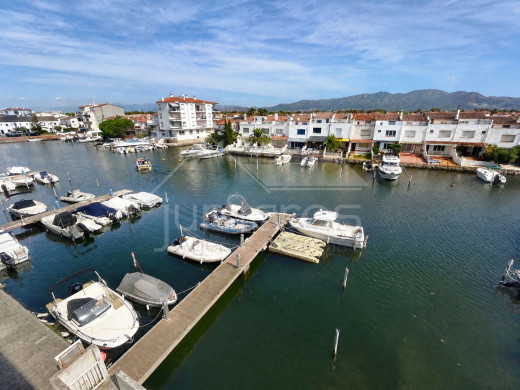 Appartement au dernier étage rénové à Empuriabrava