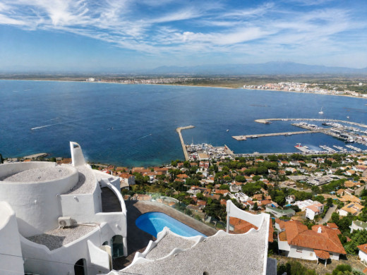Villa excepcional con vistas panorámicas y total privacidad en Roses