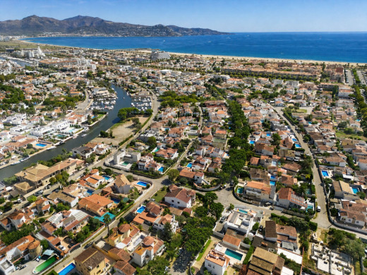 Villa avec piscine, garage et licence touristique à Empuriabrava