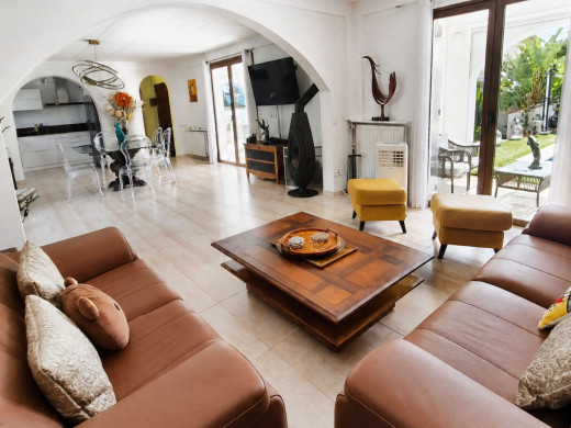 Casa de planta baja con piscina y jardín en Empuriabrava