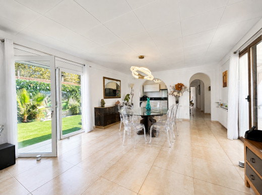 Ebenerdiges Haus mit Pool und Garten in Empuriabrava