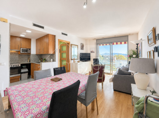 Piso de dos habitaciones, piscina comunitaria y aparcamiento privado