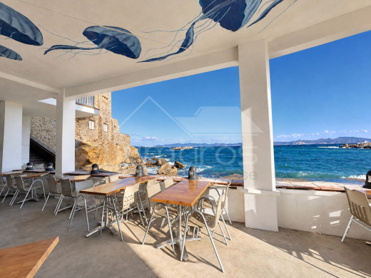 Restaurant en première ligne de mer à L’Escala avec grande terrasse