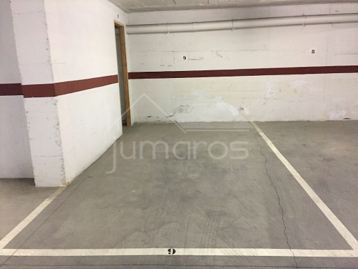 Place de parking en sous-terrain avec débarras, dans le centre de Roses et à 150m de la plage