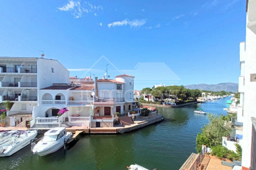 Appartement moderne avec vue sur le canal et grande terrasse